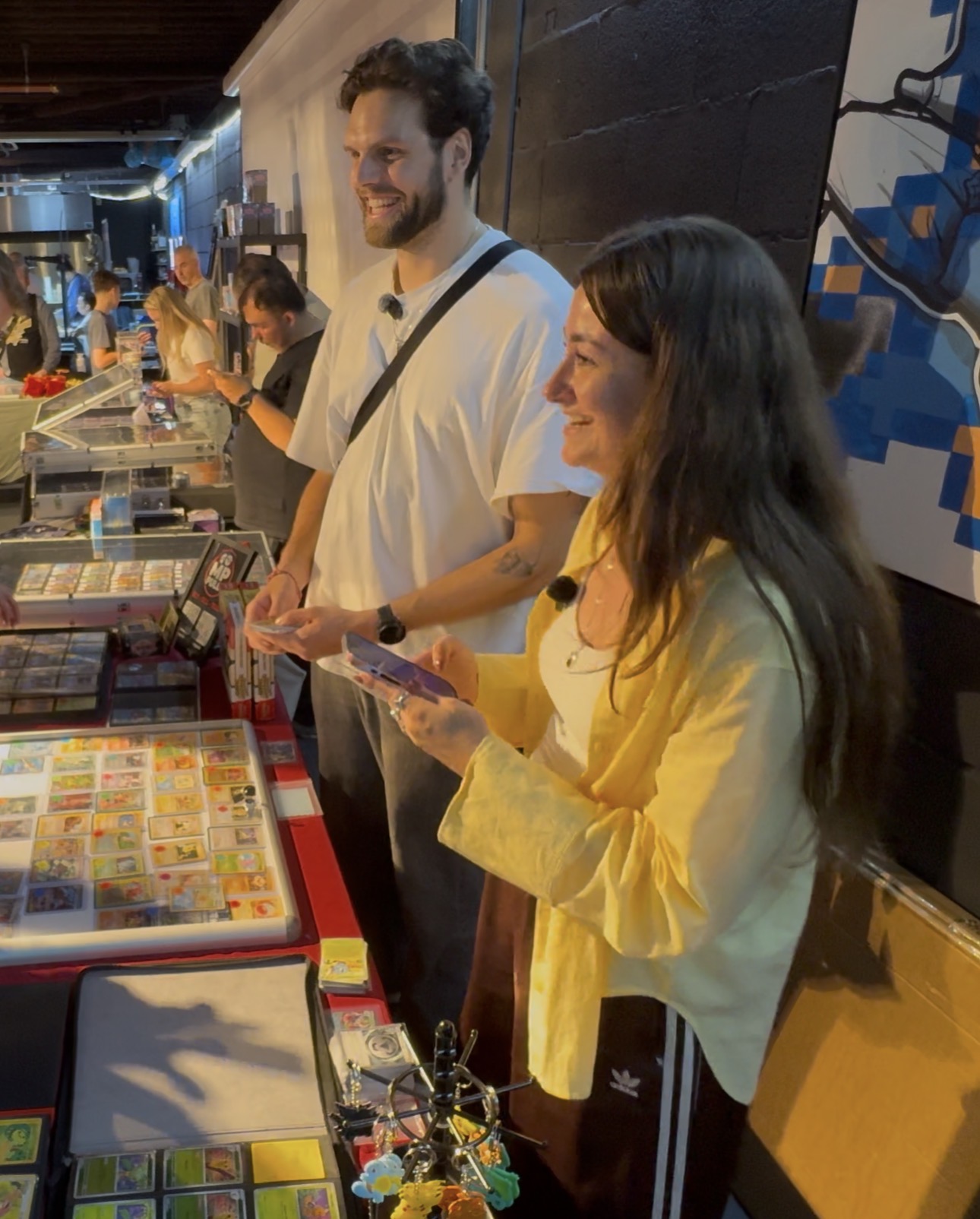 Mees & Plien op een Pokémon kaartbeurs